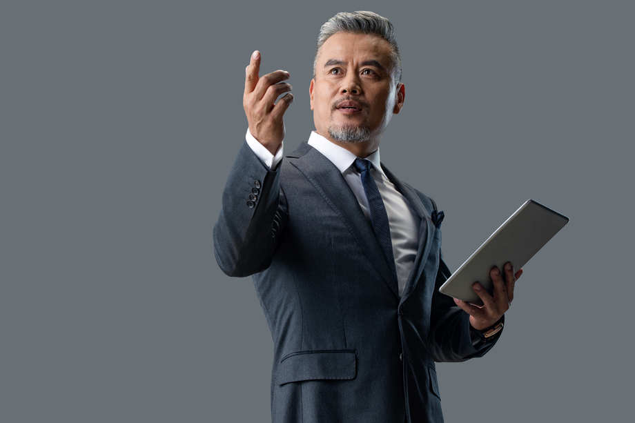 拿着平板电脑自信的商务男士 拿着平板电脑自信的商务男士