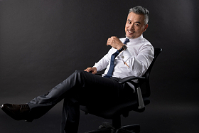 坐在椅子上快乐的商业精英