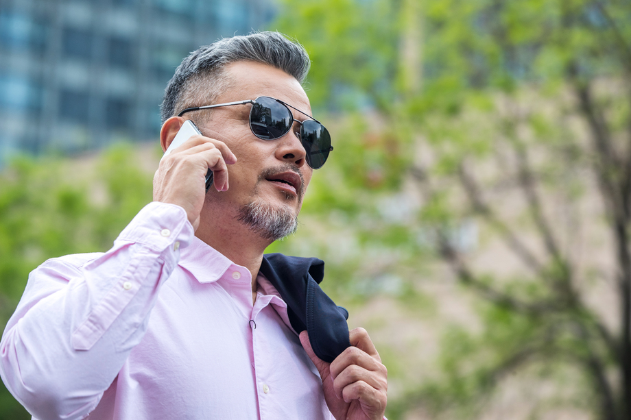 户外打电话的商务中老年男子照片 户外打电话的商务中老年男子照片