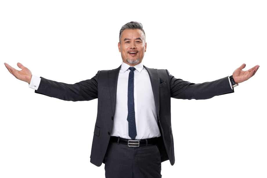 自信的商务中老年男士张开手