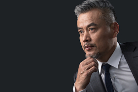 握拳思考的商务中老年男士图片