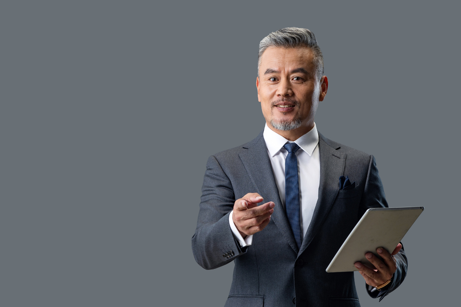 拿着平板电脑自信的商务男士图片 拿着平板电脑自信的商务男士图片