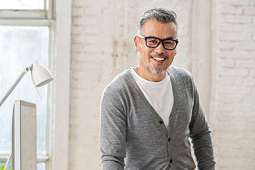 办公室里自信的中老年男士肖像