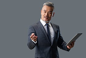 拿着平板电脑自信的商务男士图片