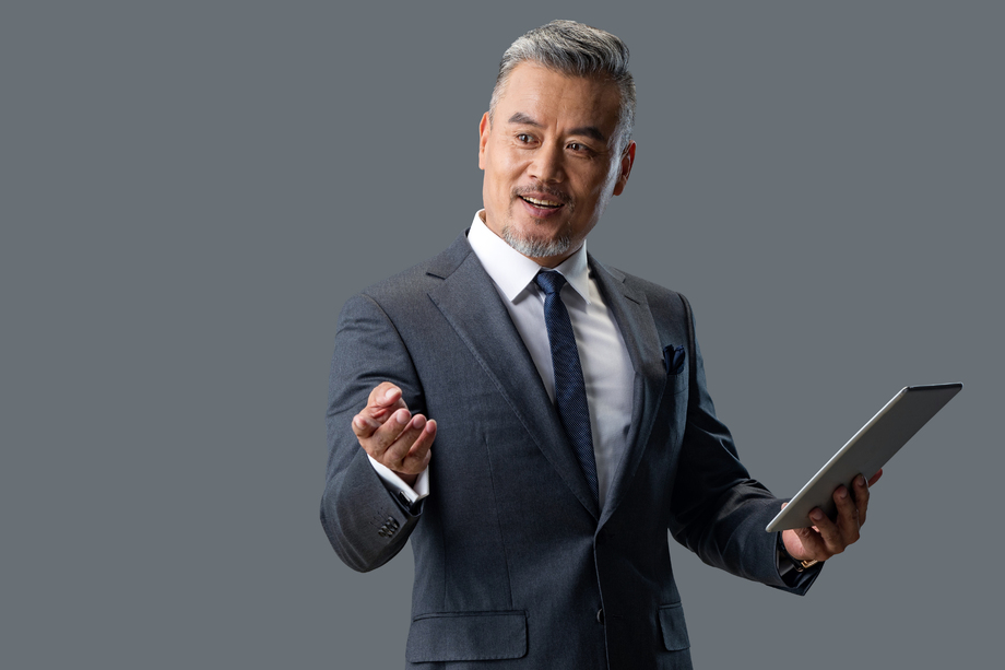 拿着平板电脑自信的商务男士图片