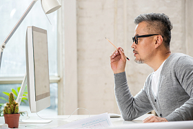 在室内办公的中老年设计师男士