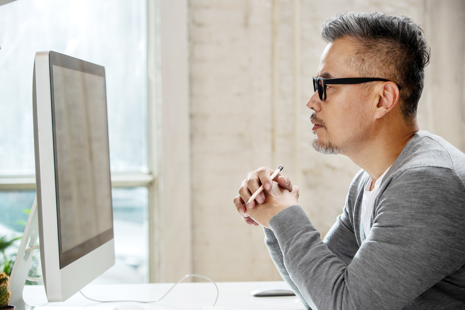 在室内办公的中老年设计师男士 在室内办公的中老年设计师男士