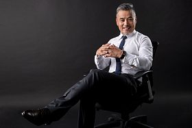 坐在椅子上快乐的商业精英