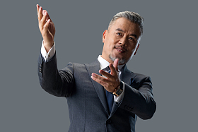 伸手的商务男士图片