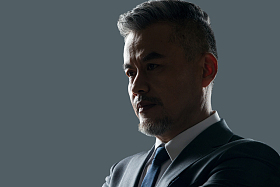 严肃的商务中老年男士