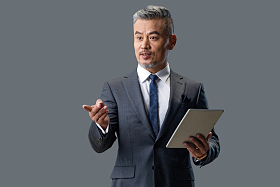 拿着平板电脑自信的商务男士