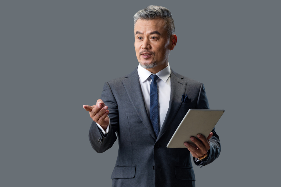拿着平板电脑自信的商务男士