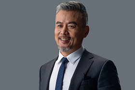 自信成熟的商务男士图片