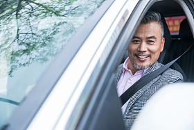 坐在汽车里的商务中老年男士