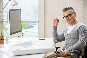 资深设计师办公肖像图片