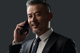 打电话的商务男士照片