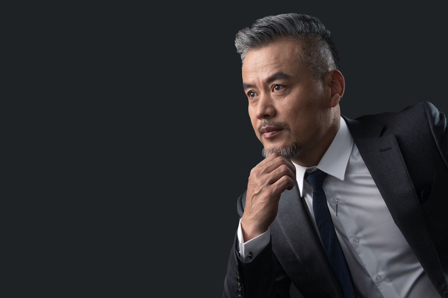 握拳思考的商务中老年男士 握拳思考的商务中老年男士