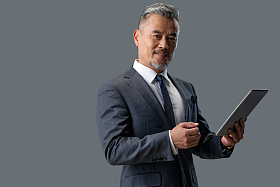 拿着平板电脑自信的商务男士