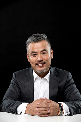 双手交叉的成熟商务男士照片