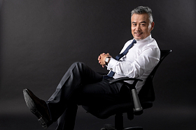 坐在椅子上快乐的商业精英