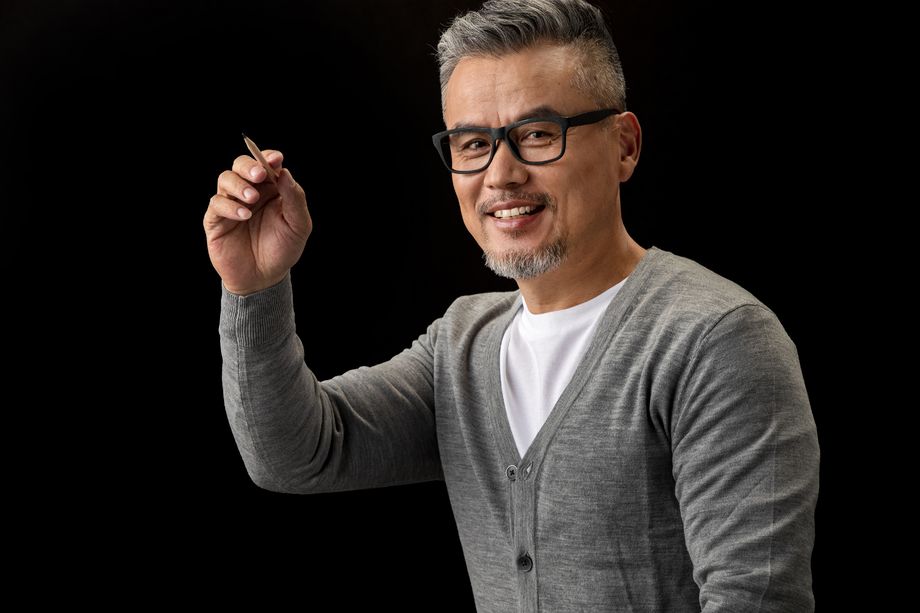 资深设计师拿着铅笔肖像