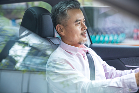 坐在汽车里的商务中老年男士