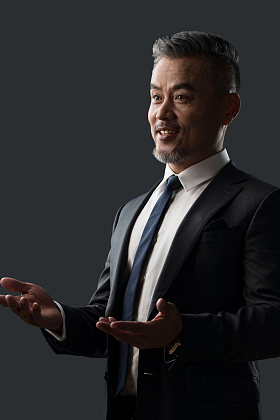 做介绍的商务男士图片