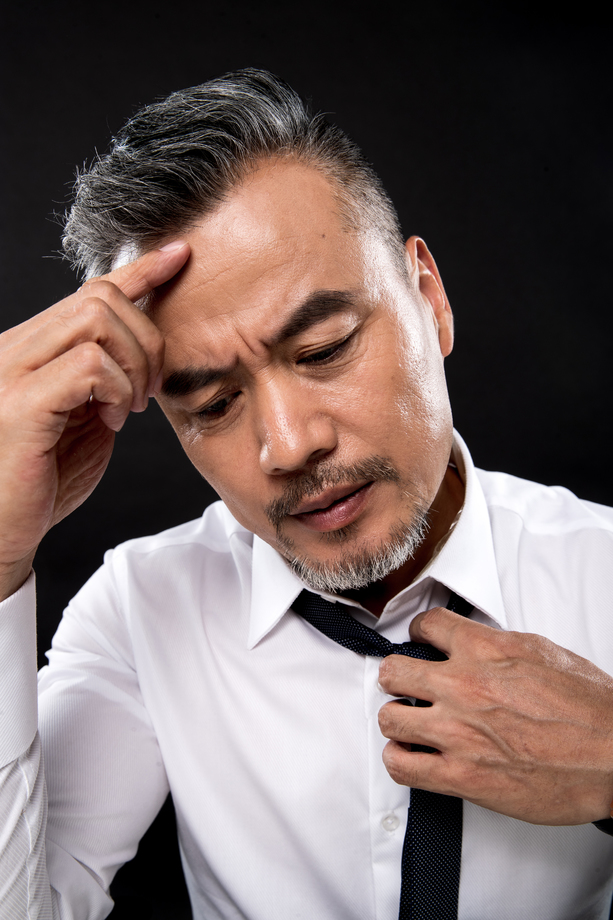 头痛的商务中老年男子 头痛的商务中老年男子