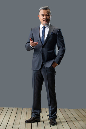 做介绍的商务男士图片