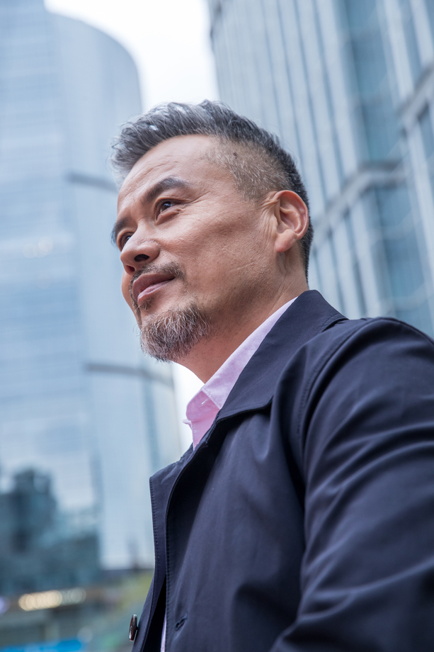 中老年商务男士站着楼群中间图片 中老年商务男士站着楼群中间图片