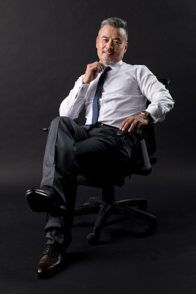 坐在椅子上的成功商务男士