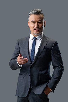 伸手邀请的商务中老年男士图片