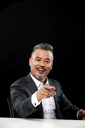 伸手指的成熟商务男士