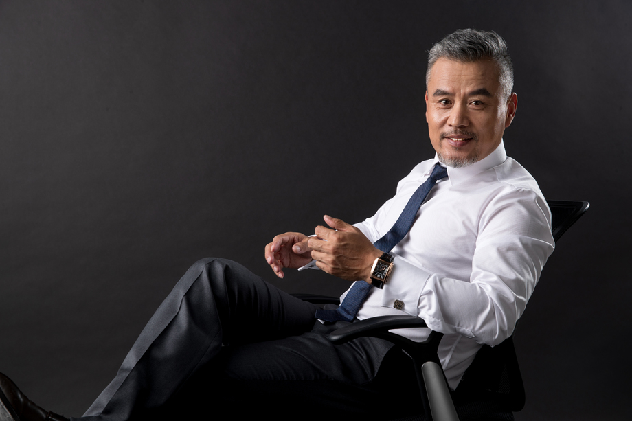 坐在椅子上的成功商务男士图片