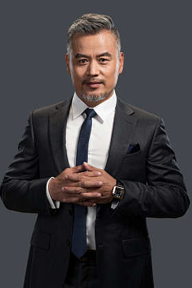 双手交叉的商务中老年男士肖像