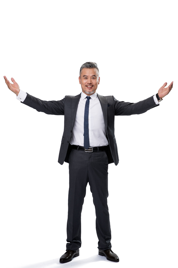 自信的商务中老年男士张开手