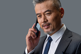 打电话的商务男士