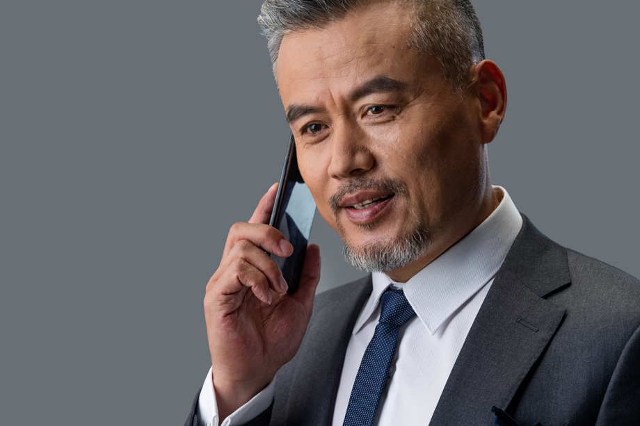 打电话的商务男士 打电话的商务男士