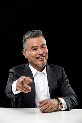 伸手指的成熟商务男士照片