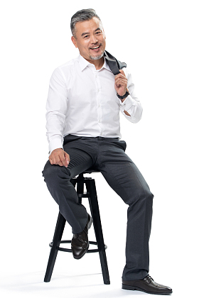 商务中老年男士披着西服坐在椅子上