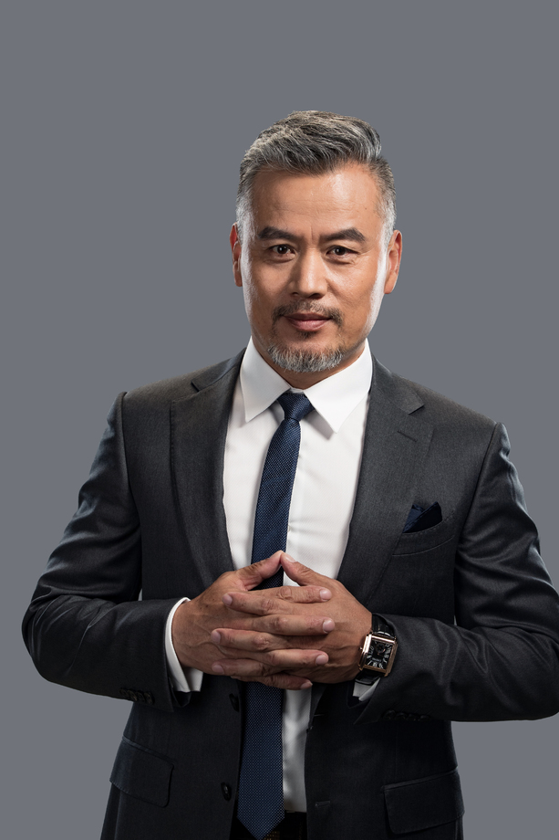 双手交叉的商务中老年男士肖像 双手交叉的商务中老年男士肖像