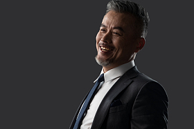 大笑的中老年商务男士图片