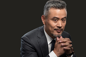 成功的商业大亨双手交叉图片