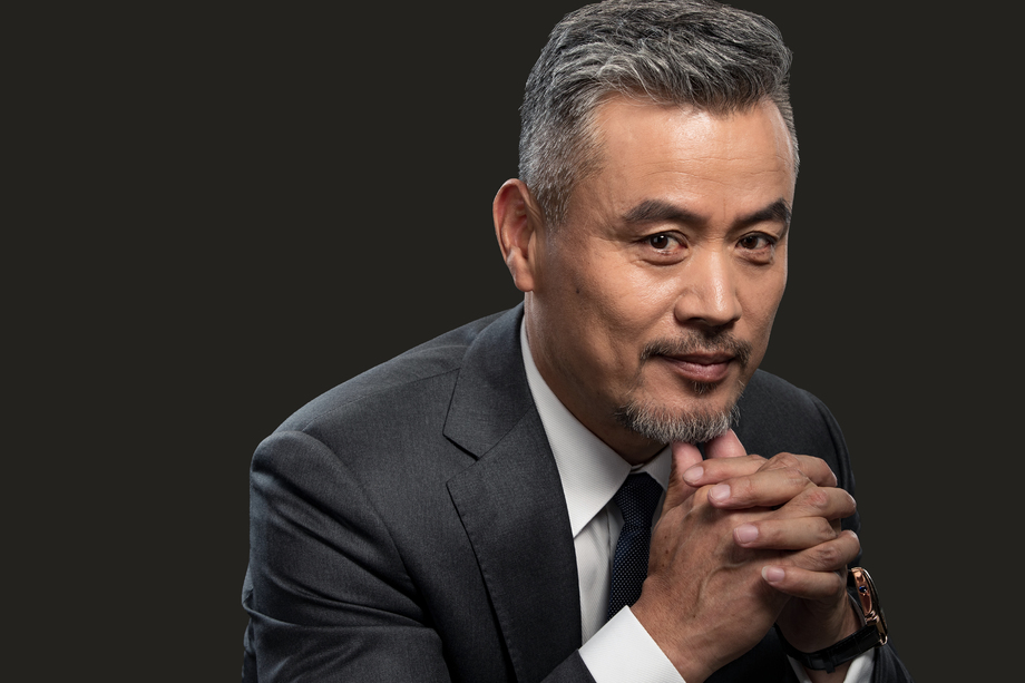 成功的商业大亨双手交叉图片