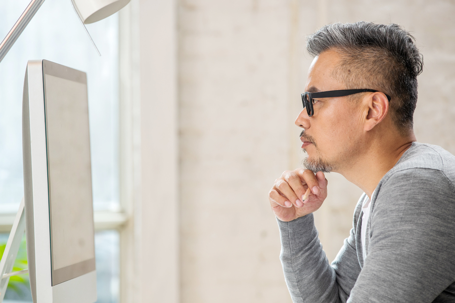 在室内办公的中老年设计师男士 在室内办公的中老年设计师男士