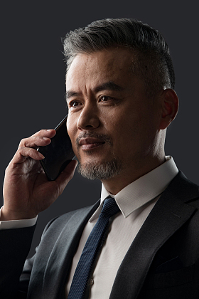 打电话的成功商务男士图片