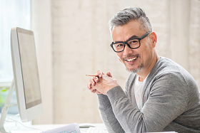 室内办公的资深设计师肖像