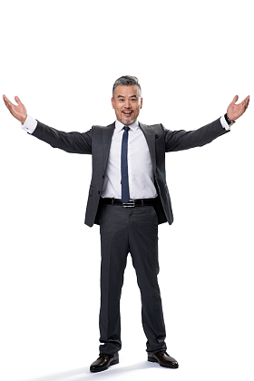 自信的商务中老年男士张开手