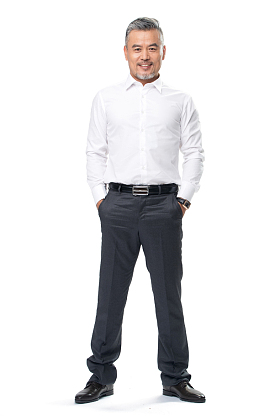 双手插兜的商务中老年男士图片