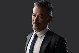 自信成熟的商务男士照片